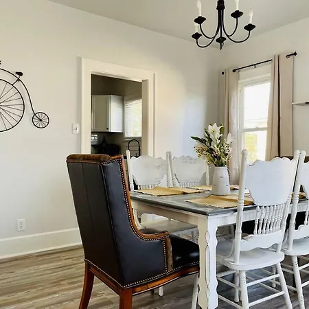 The Chic Shack / Centrally Located 2Br/1Ba Home